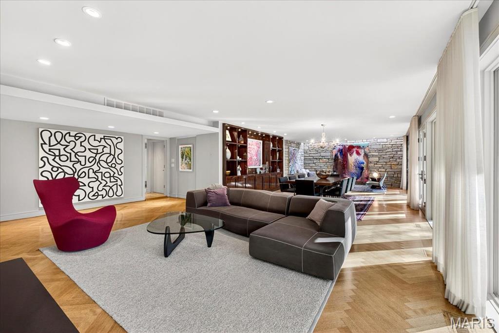 12 E Brentmoor Park