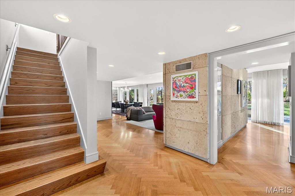 12 E Brentmoor Park