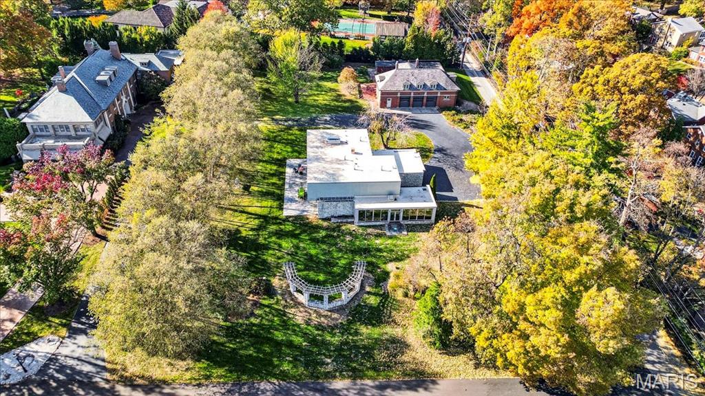 12 E Brentmoor Park