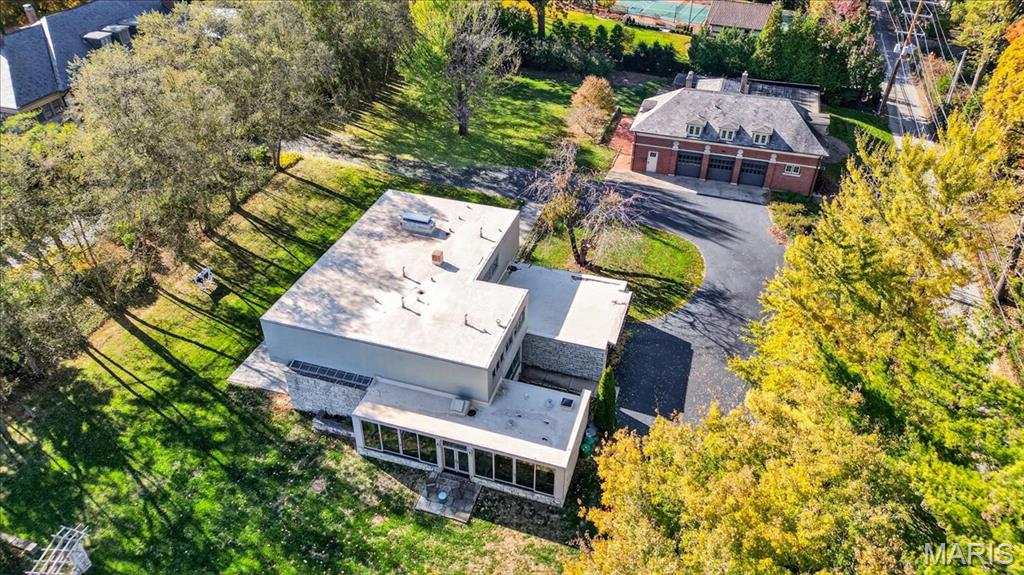 12 E Brentmoor Park