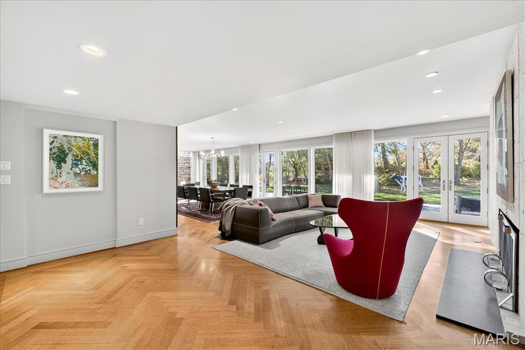 12 E Brentmoor Park