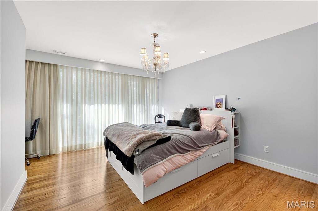 12 E Brentmoor Park