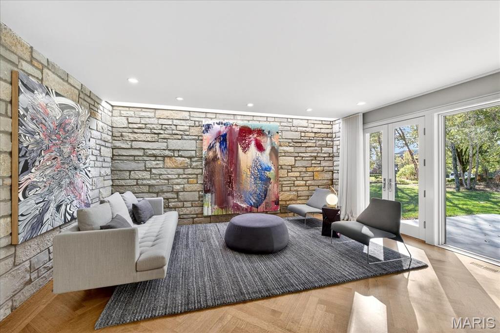12 E Brentmoor Park