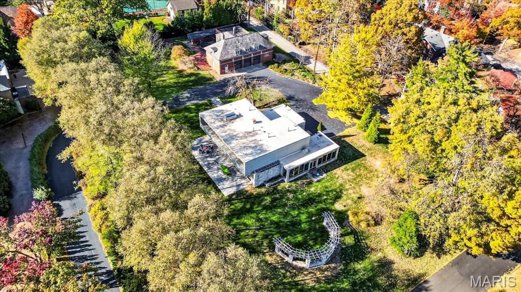 12 E Brentmoor Park
