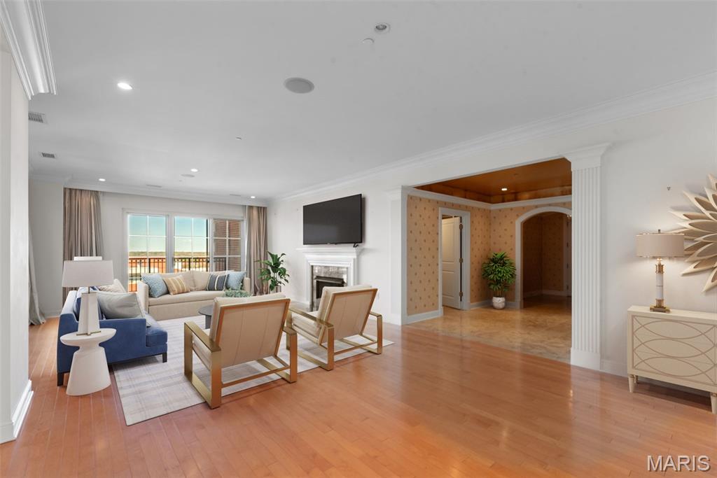 150 Carondelet Plaza Unit: 1201