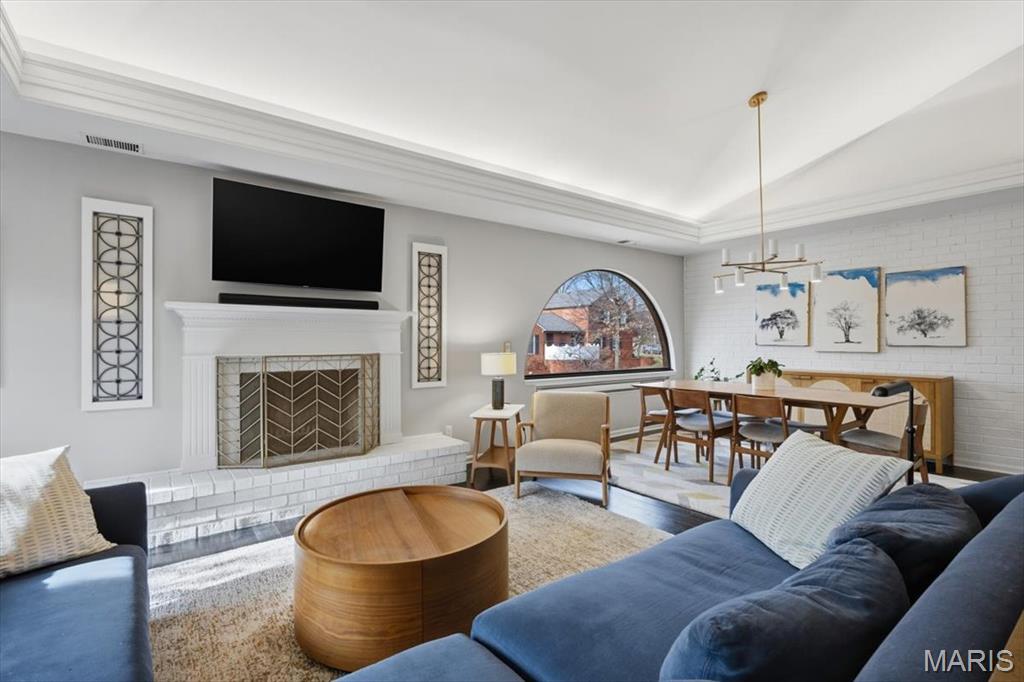 182 N Brentwood Boulevard Unit: 3