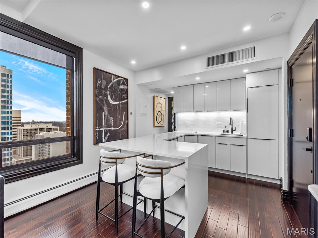 200 S Brentwood Boulevard Unit: 21H