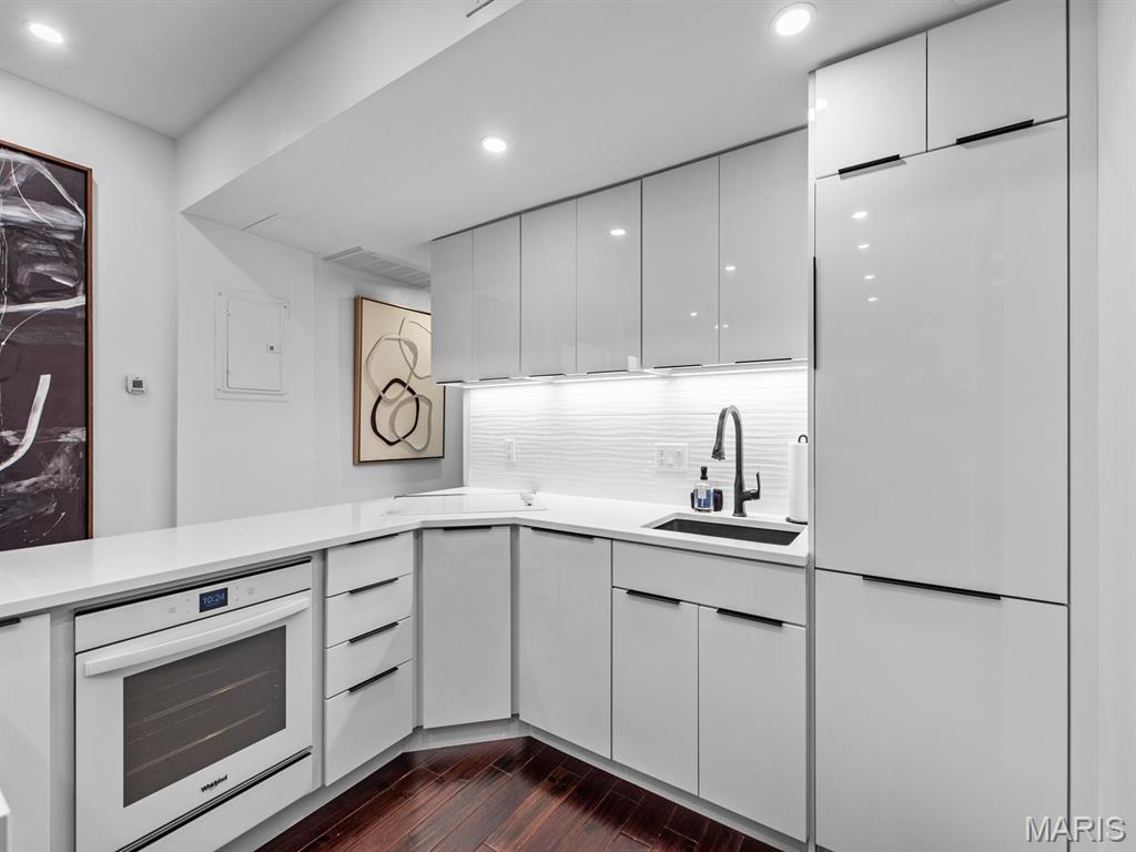 200 S Brentwood Boulevard Unit: 21H