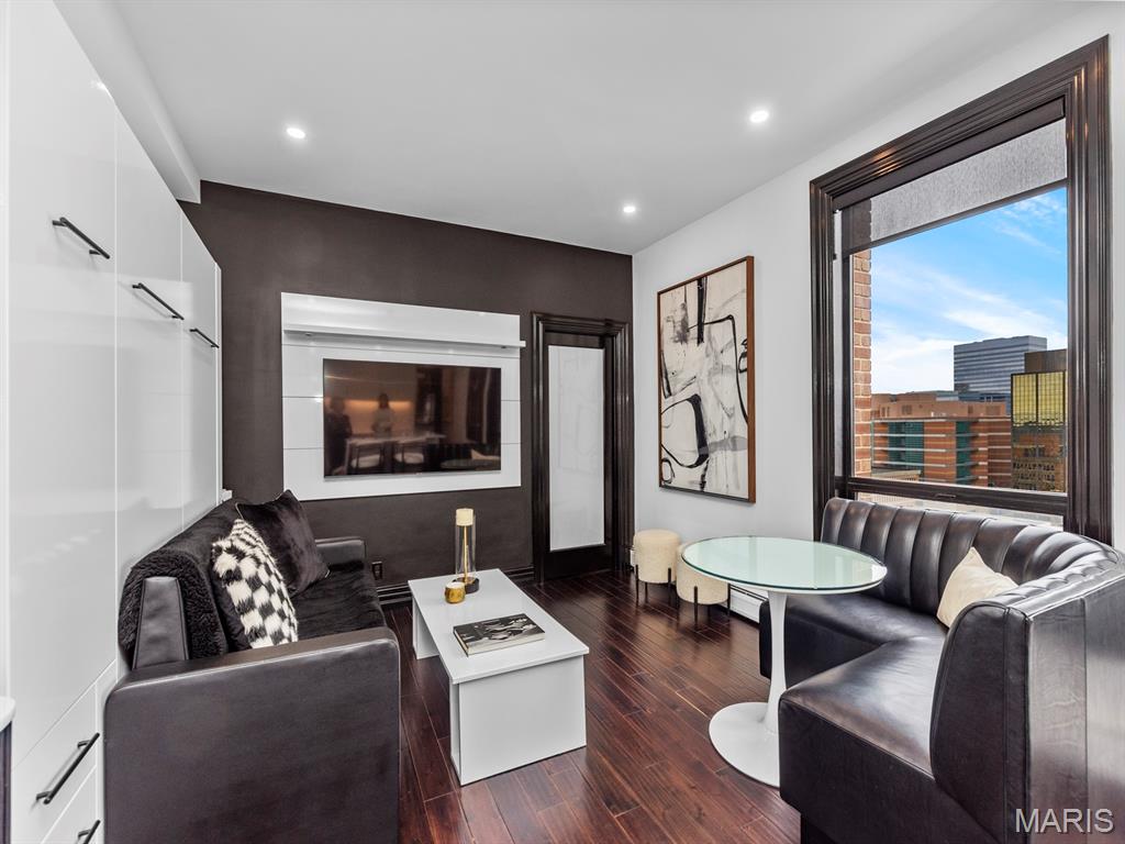 200 S Brentwood Boulevard Unit: 21H