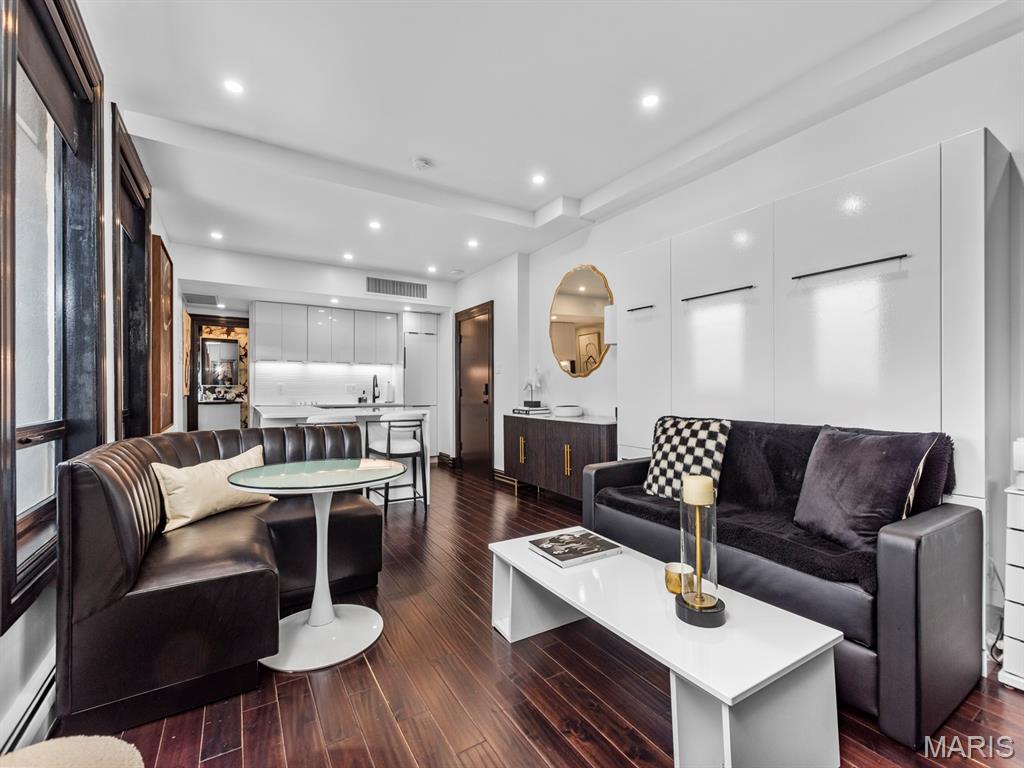 200 S Brentwood Boulevard Unit: 21H