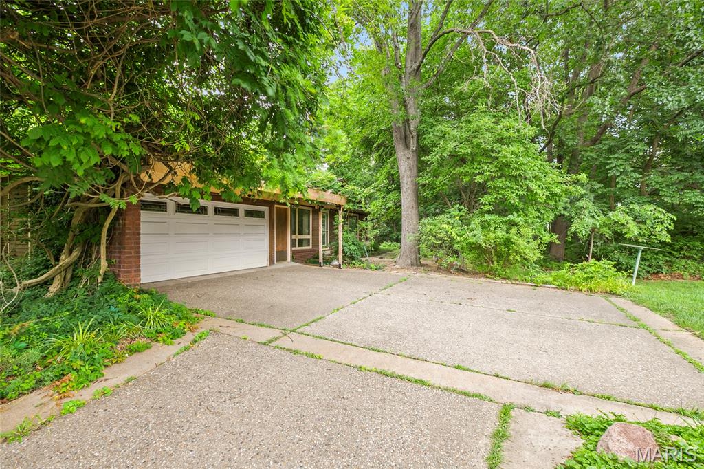 16 Meadowbrook Country Club Estate