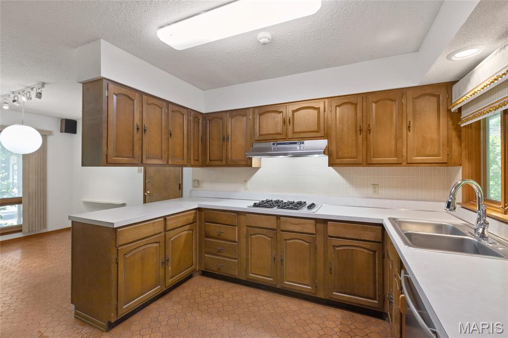 16 Meadowbrook Country Club Estate