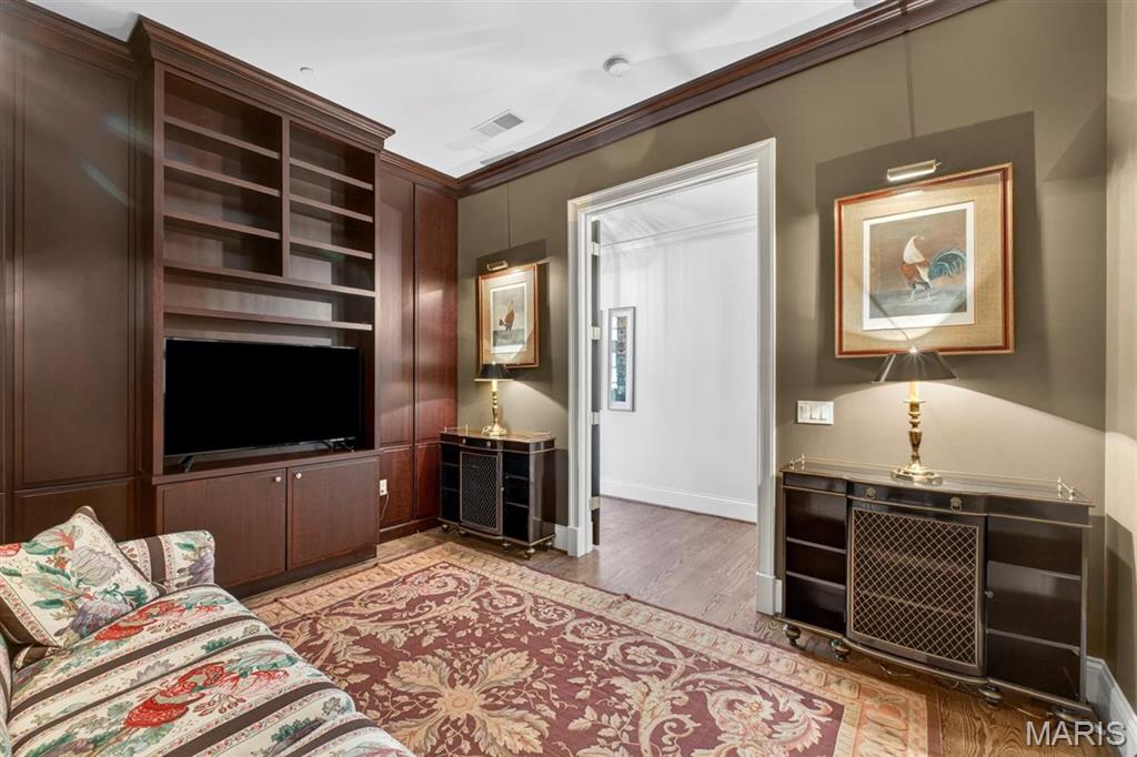 622 Forest Court Unit: 4A