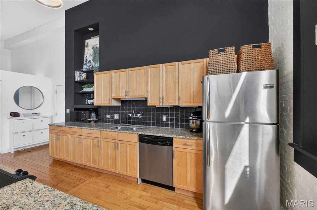 4242 Laclede Avenue Unit: 102