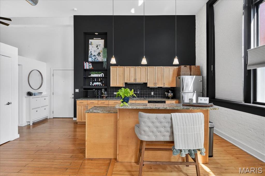 4242 Laclede Avenue Unit: 102