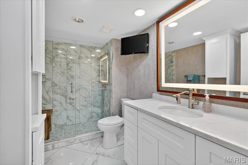 900 S Hanley Road Unit: 6C