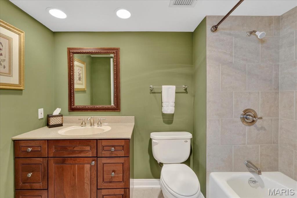 900 S Hanley Road Unit: 6C