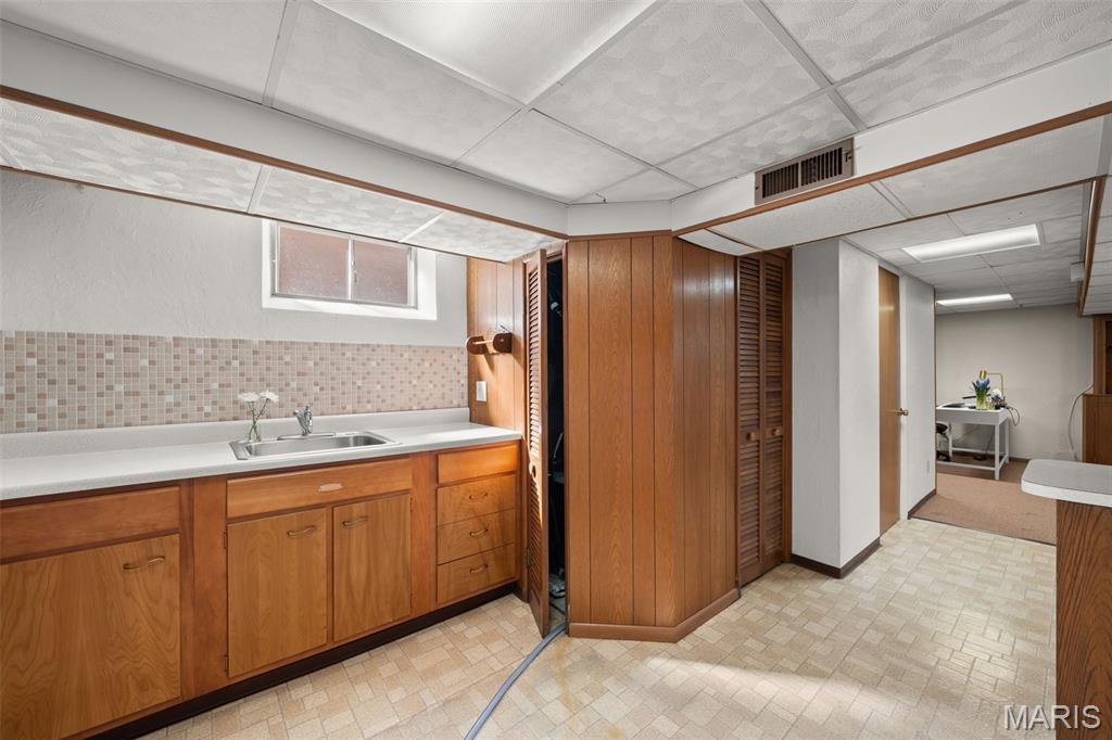 5662 Tholozan Avenue