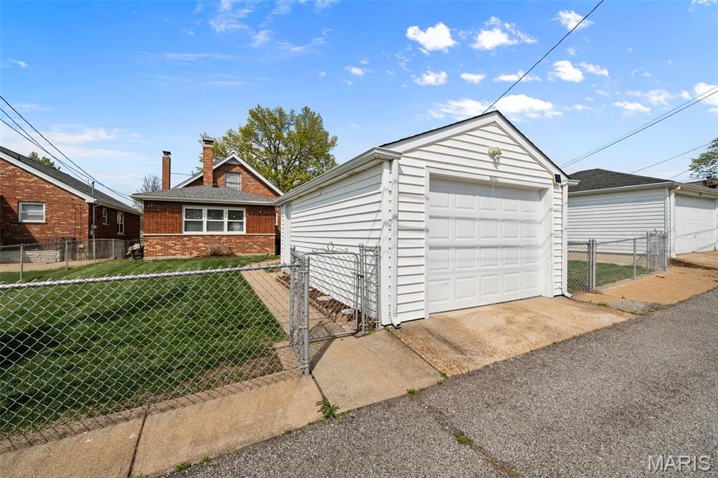 5662 Tholozan Avenue