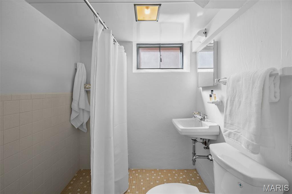 5662 Tholozan Avenue