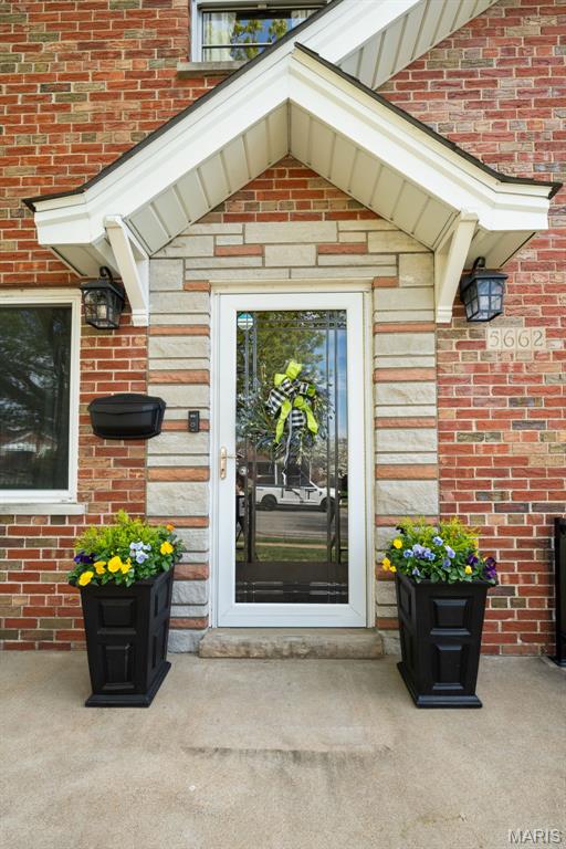 5662 Tholozan Avenue