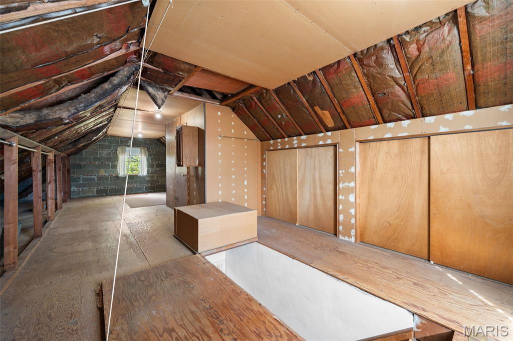 5662 Tholozan Avenue