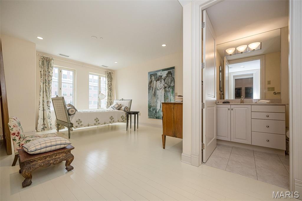 150 Carondelet Plaza Unit: 1301