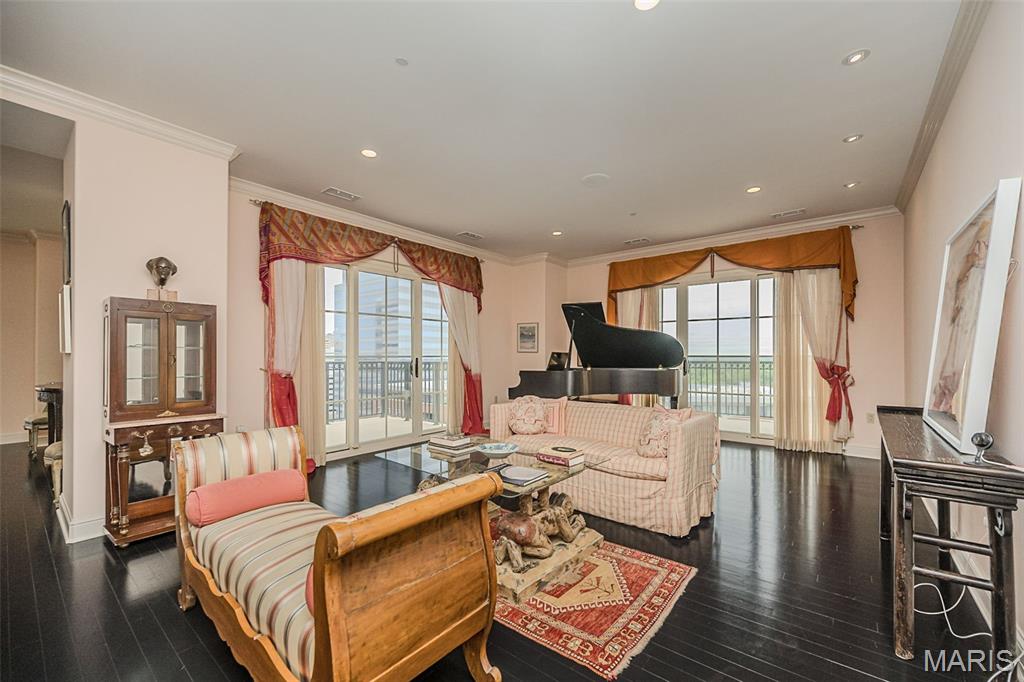 150 Carondelet Plaza Unit: 1301