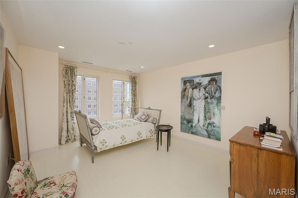 150 Carondelet Plaza Unit: 1301