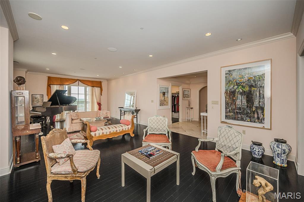 150 Carondelet Plaza Unit: 1301