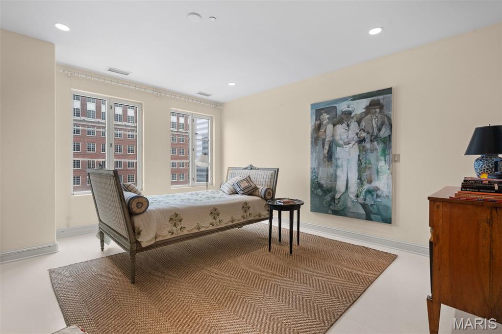 150 Carondelet Plaza Unit: 1301