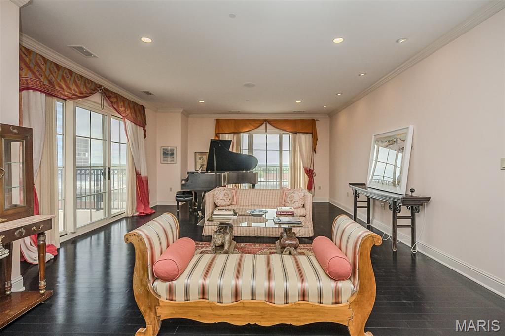 150 Carondelet Plaza Unit: 1301