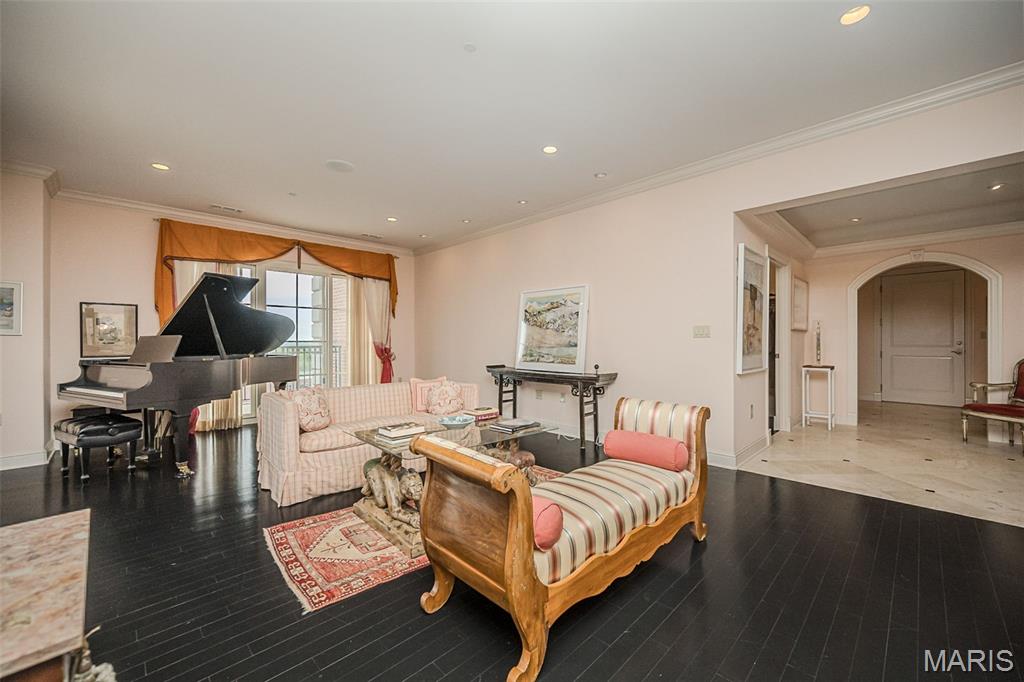 150 Carondelet Plaza Unit: 1301