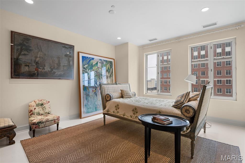 150 Carondelet Plaza Unit: 1301