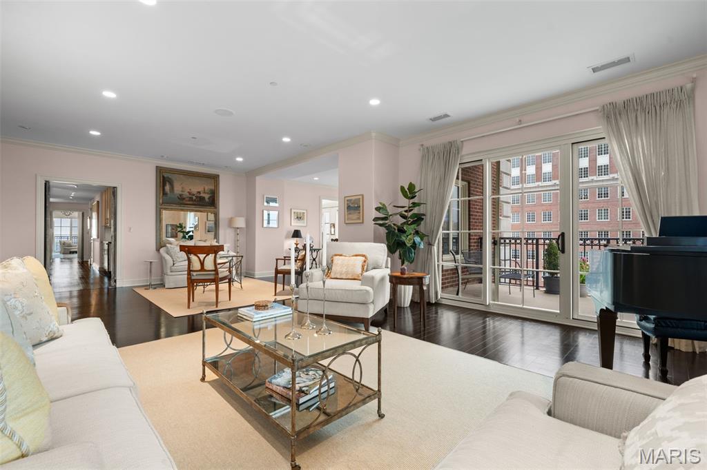 150 Carondelet Plaza Unit: 1301