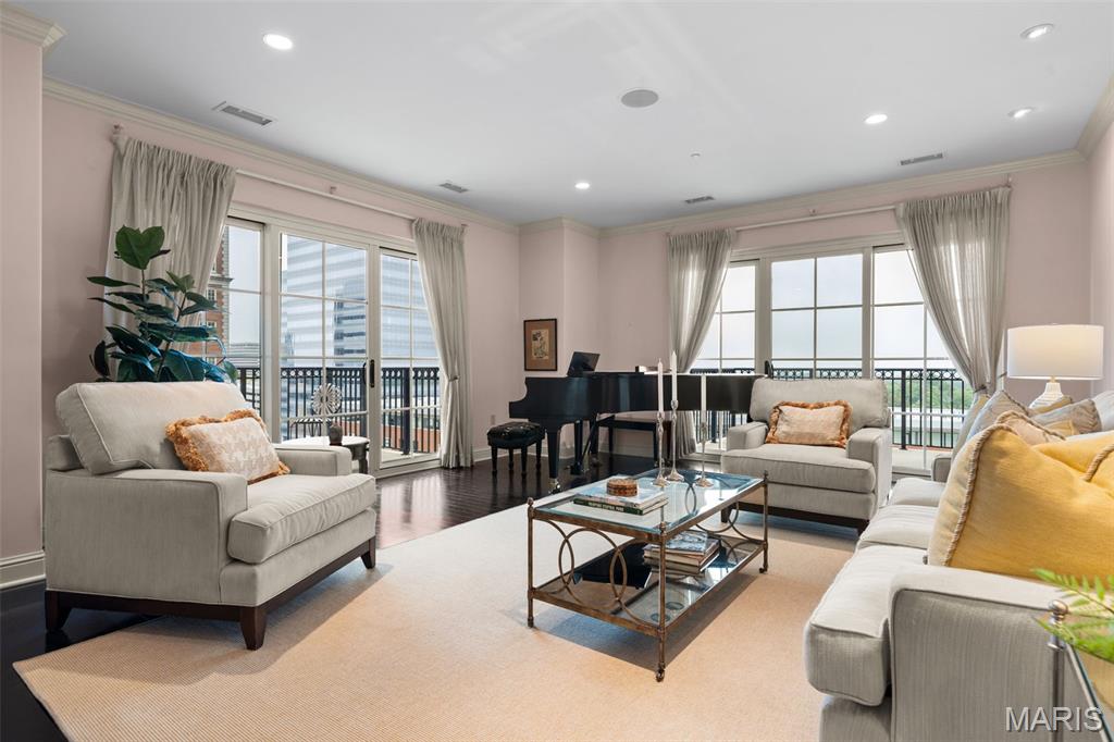 150 Carondelet Plaza Unit: 1301
