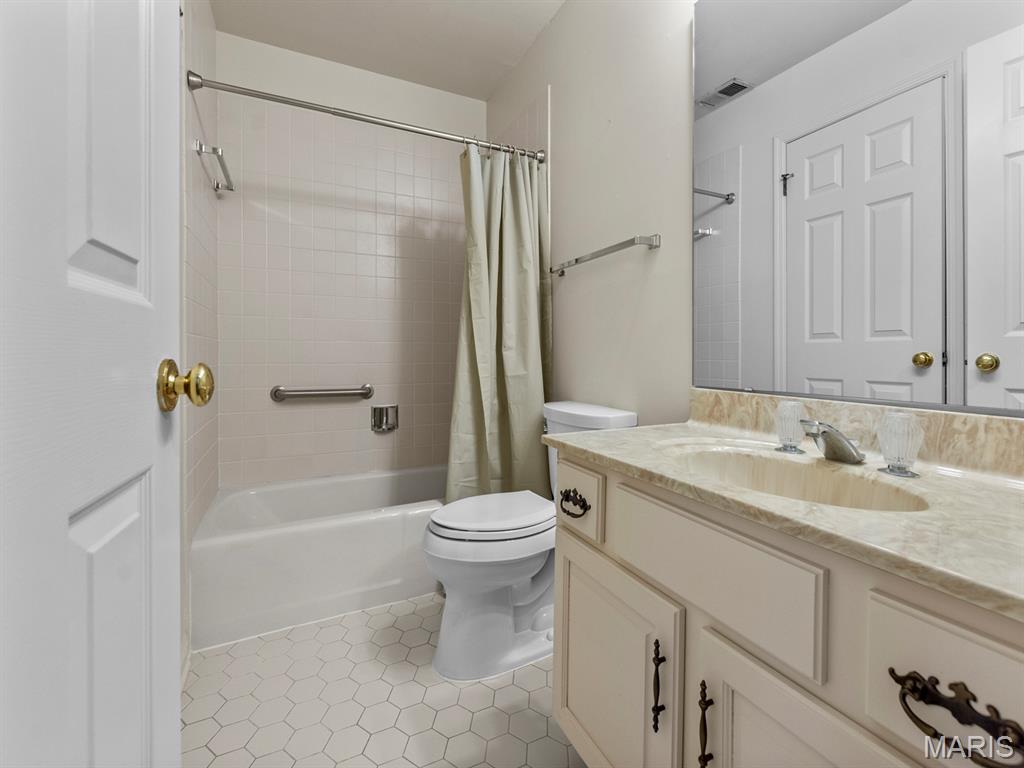 207 Ambridge Court Unit: 101