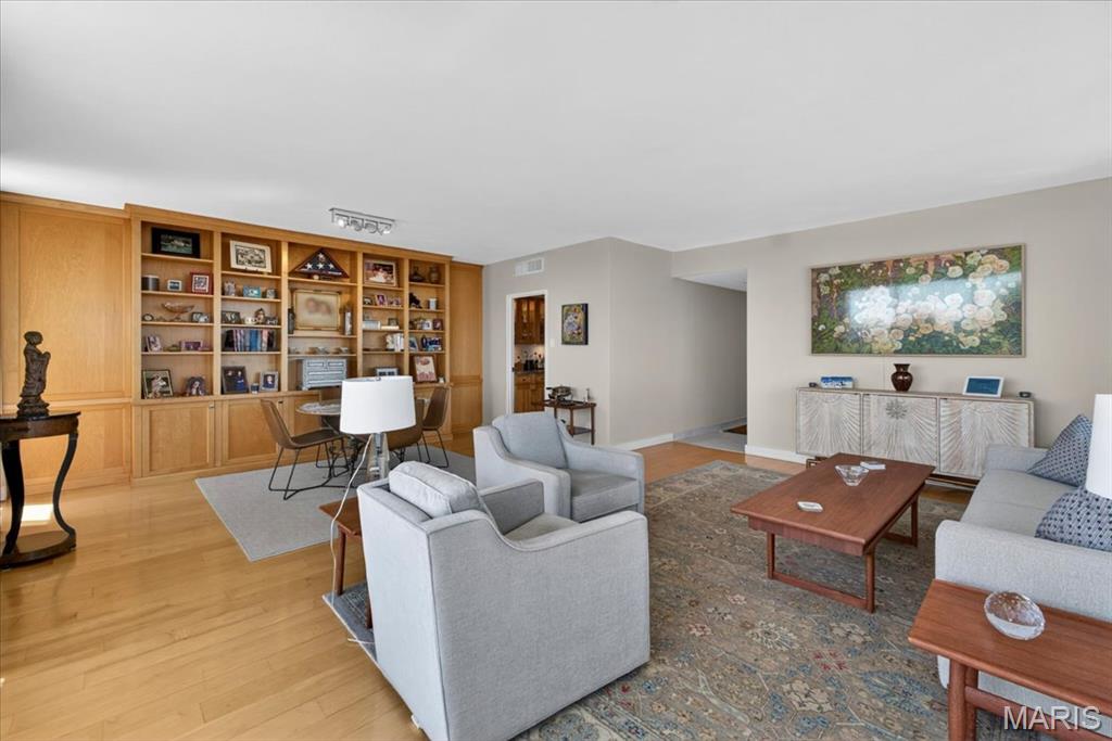 4501 Lindell Boulevard Unit: 10B