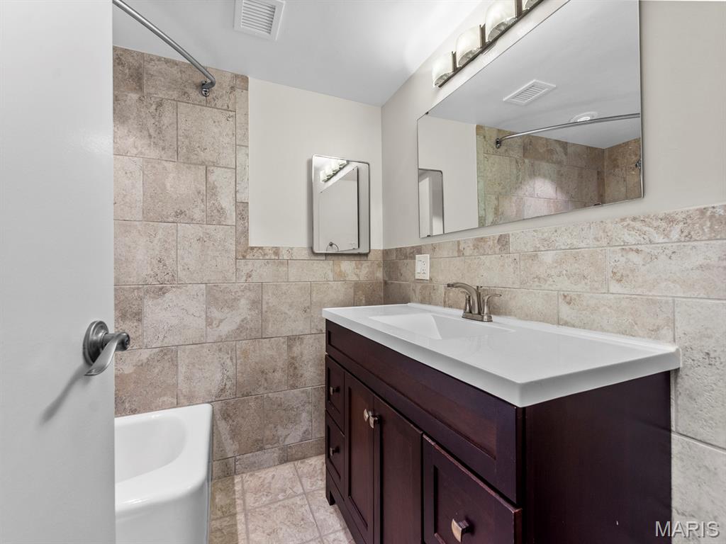 900 S Hanley Road Unit: 3D