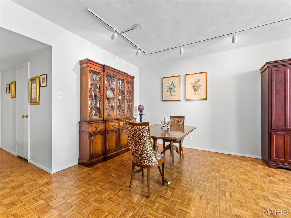 200 S Brentwood Boulevard Unit: 13F
