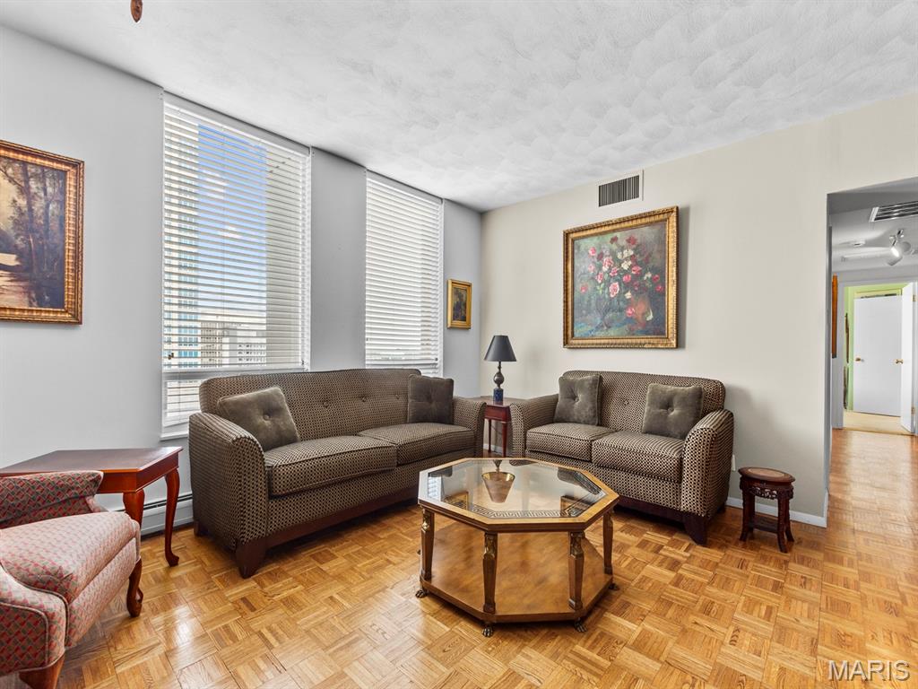 200 S Brentwood Boulevard Unit: 13F
