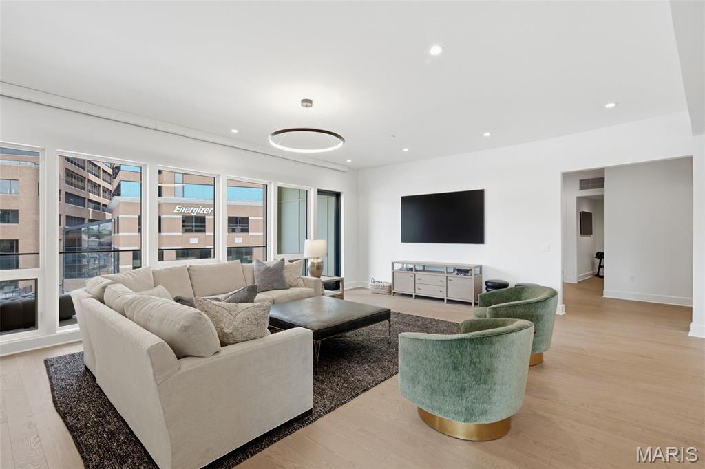 8250 Forsyth Boulevard Unit: 302