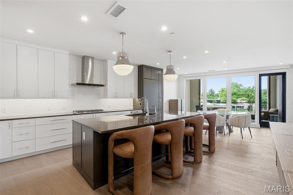 8250 Forsyth Boulevard Unit: 302