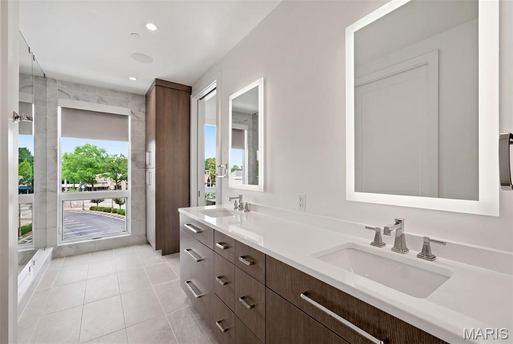 8250 Forsyth Boulevard Unit: 302