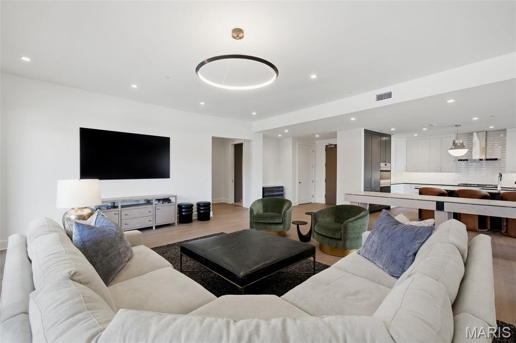 8250 Forsyth Boulevard Unit: 302