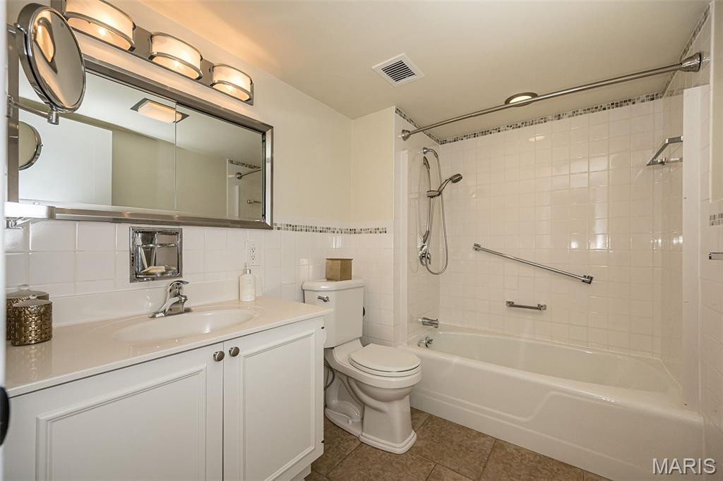 900 S Hanley Road Unit: 11D