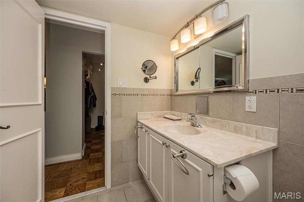 900 S Hanley Road Unit: 11D