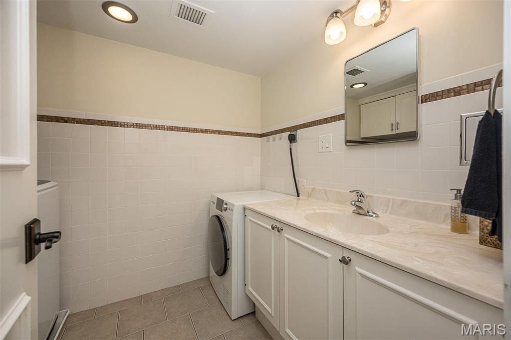 900 S Hanley Road Unit: 11D