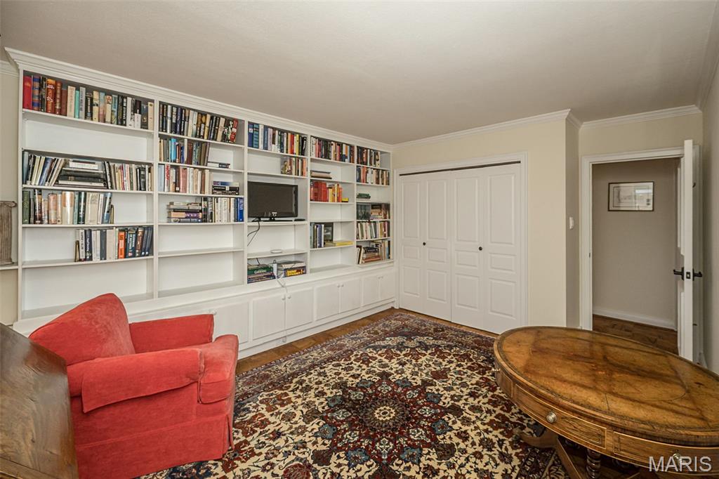 900 S Hanley Road Unit: 11D