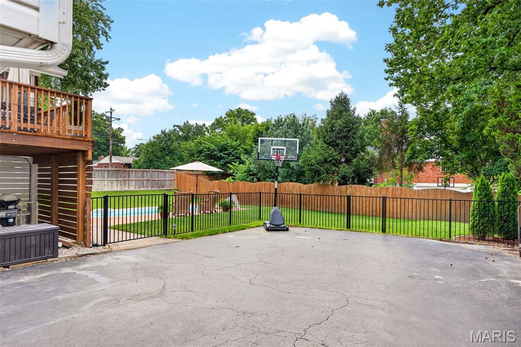 1120 Hollin Court